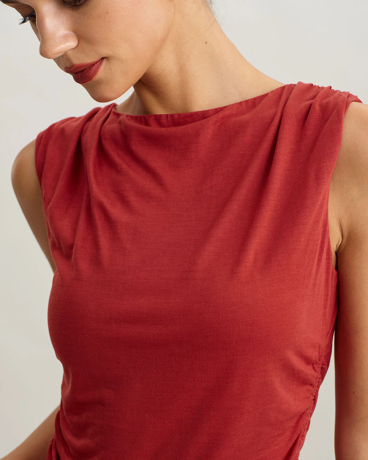 Red Round Neck Cropped Tank Top - Image 2